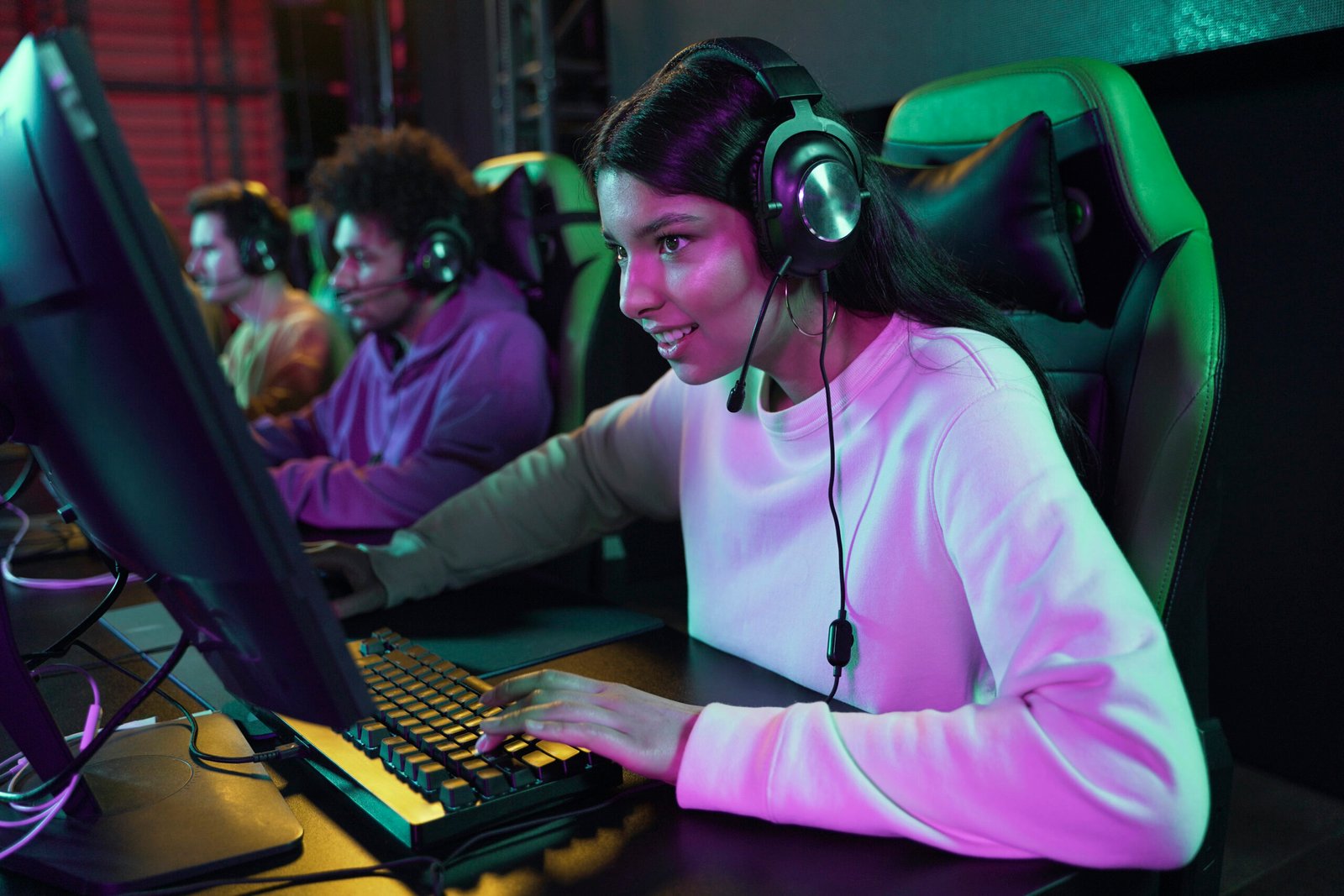 young girl playing games esports